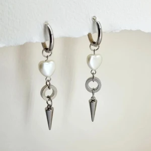 Handgjorda örhängen  - Handgjorda örhängen●Följ :@ekjewelryofficial🤲 ● 💎Material- 100% rostfritt stål ,plastik ●Örhängeskrokar -rostfritt stål. Nickel fri. Längd -6,5cm. Vattentåliga, ändrar inte färgen! 