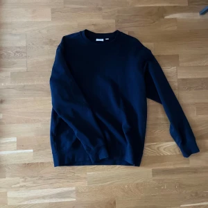 Mörkblå sweatshirt från MNG - Säljer en stilren mörkblå sweatshirt med rund hals och långa ärmar. Perfekt för alla tillfällen. Passar bra till allt! Pris kan diskuteras!