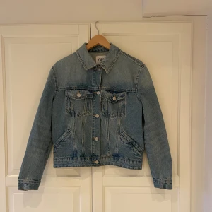 Jeansjacka - Jättesnygg blå jeansjacka. Inga tecken på användning!