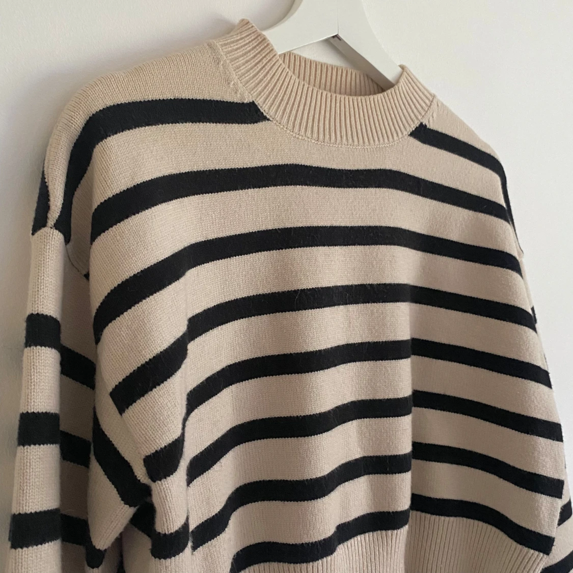 Randig finstickad tröja - 1