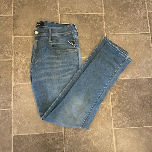 Replay Anbass jeans - •10/10 skick - nya✅ •Storlek W32, L30📏 •Inkluderat - jeans👖 •Fraktar oftast inom 24h📦 •Nypris - 1600 SEK💸.                        Pris kan diskuteras vid snabb affär