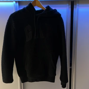 Gap hoodie  - Säljer min GAP hoodie eftersom den är för liten för mig 