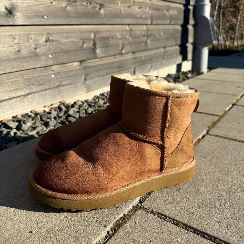 Säljer ett par klassiska bruna UGG boots i mocka med mjukt foder. Perfekta för kyliga dagar med sin varma och bekväma design. De har använts men är i fint skick!. Kengät.