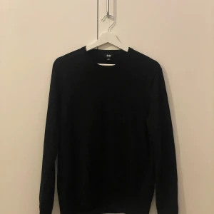 Svart tröja från Uniqlo - Säljer en stilren svart tröja från Uniqlo. Tröjan har en klassisk design med långa ärmar och rund halsringning. Perfekt för en minimalistisk look.