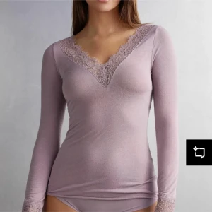 Lila Intimissimi tröja - Säljer en elegant lila långärmad topp från Intimissimi, tillverkad i ultralätt kashmirblandning. Toppen har en v-ringad spetsdetalj som ger en snygg touch 💜💜Denna tröja är helt oanvänd så jag köpte fel storlek 💜