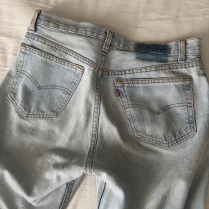 Ljusblå jeans från Levi's - Säljer ett par ljusblå Levi's jeans. Använt skick och slitna där nere. Går att sy upp. Älskar dessa men tyvärr blivit för stora!! Står ej strl men skulle säga s/m
