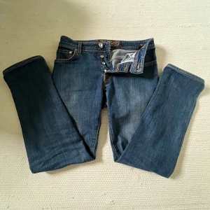 Jacob Cohën jeans - Tjena!🤗säljer nu mina riktigt feta Jacob Cohën jeans i storlek: W29 L29, sitter dunder på mig som är 170 o 60kg💯Model: Pw688, nypris 5299kr😞 mitt pris: 849kr😍äktahetscertifikat finns och vill ni ha mer bilder så är det bara o komma privat😍👑