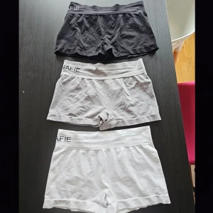 3 par shorts - 3 par korta låga shorts i storlek xs/s, nedvikbara svarta, grå och vita. Väldigt stretchiga och inte genomskinliga, har svarta trosor på mig i alla bilder. Nytt skick, aldrig använda. Perfekta till gymmet, hemma, som sovshorts eller under klänningar/kjolar!