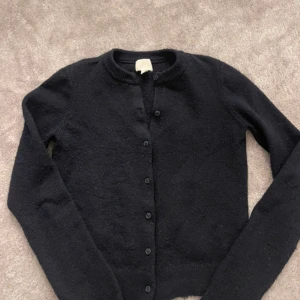 Mörkblå kofta - Mörkblå kofta ifrån H&M jättefin i storlek xs💞