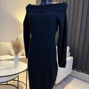Svart offshoulder klänning - Elegant svart offshoulder klänning med lång ärm. Perfekt för en stilren look. Klänningen har en åtsittande passform och är tillverkad i ett mjukt material som ger en bekväm känsla. Passar perfekt som oversize modell (s/m/l storlek). Jag rekommenderar den varmt.🌸👌
