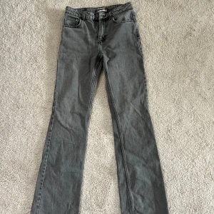 Grå jeans med bootcut - Snygga grå jeans som är bootcut/flared ifrån Gina Tricot. Vet ej helt vilken modell det är men det är Perfect Jeans! (Obs jag har satt smärre inuti för att kunna dra åt det hårdare men det är inget som syns när det väl är på. snöret går att dra ut) 💕