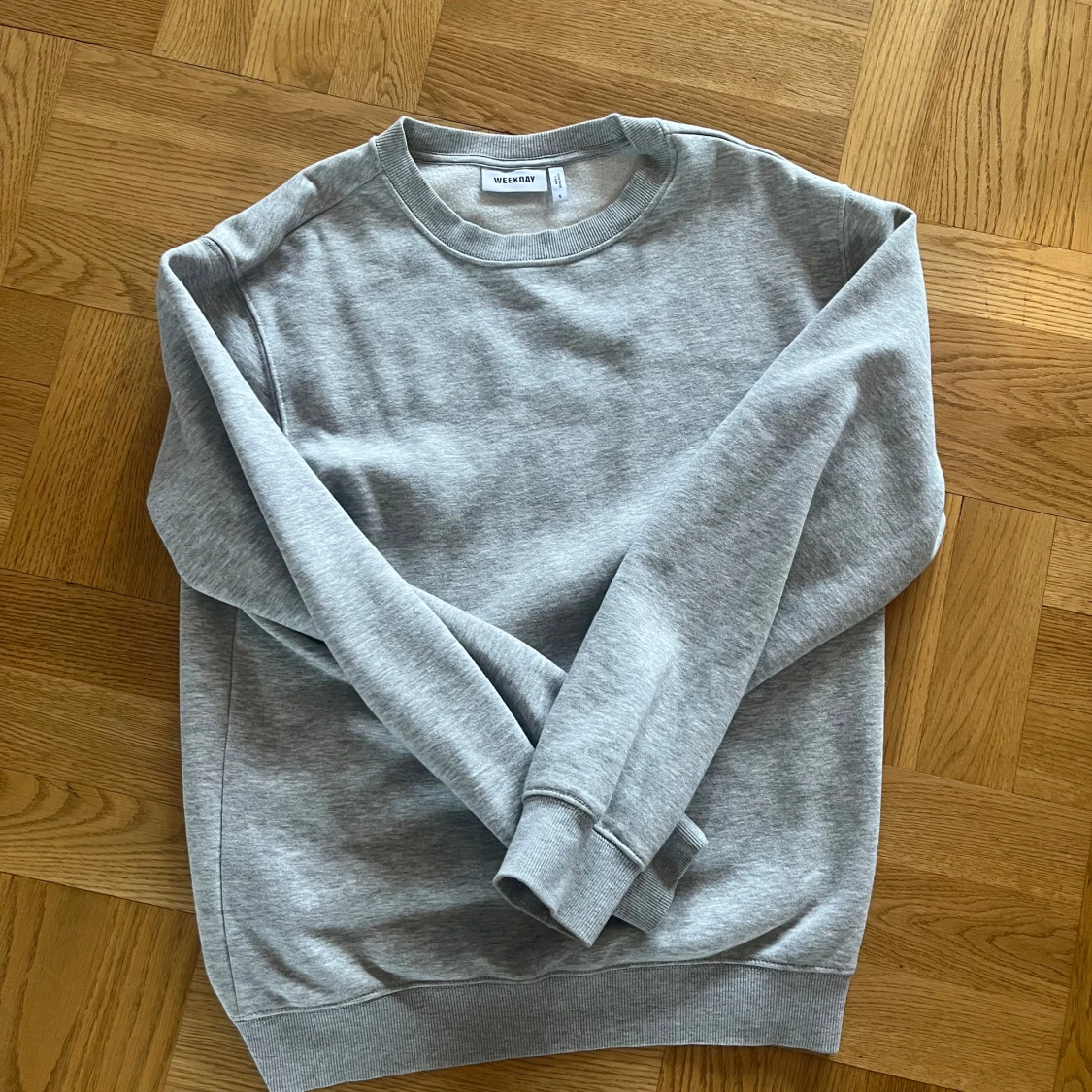 Grå sweatshirt från Weekday