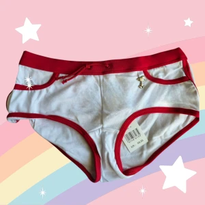Nya Snobben-trosor XS - Ett par röd och vita Snoopy-trosor åt boyshorts eller hipsterhållet. Stort snobben-tryck bak. Storlek XS. Finns matchande BH bland mina andra annonser. Aldrig använd och orginalprislapparna finns kvar. Se även mina andra annonser för möjlighet att köpa bundles med rabatt.