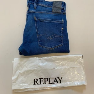 Blåa replay anbass jeans - Ljusblåa replay anbass jeans (Storlek W32 L30) Mycket bra skick || Pris kan diskuteras || Skriv vid minsta fråga eller fundering💯🤝