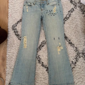 Lågmidjade jeans - Sååå coola low waist bootcut jeans! En fläck där bak (se bild) men går säkert att få bort i tvätt! Se bilder för mått💗💗