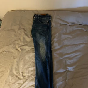 Blå replay jeans  - Snygga replay jeans i bra skick dem är i strl 33 slå en pling om fler bilder önskas 