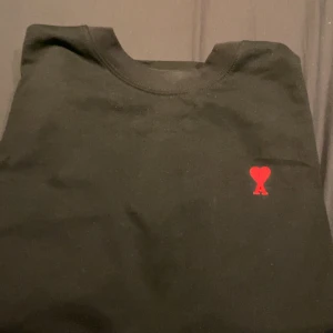 Svart tröja från AMI Paris - Snygg svart T-shirt ifrån ami Paris.