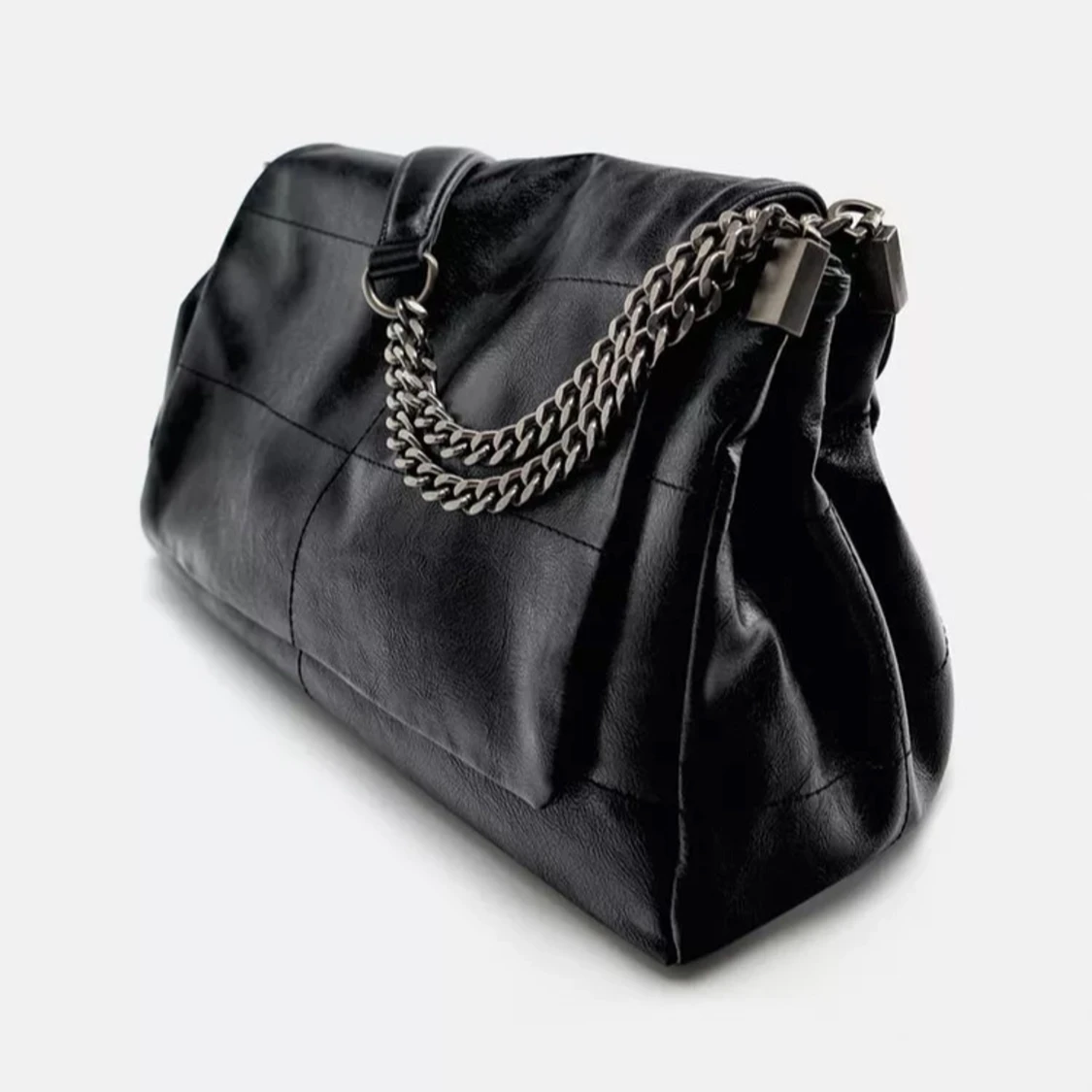 Svart axelväska med kedjedetaljer - 1