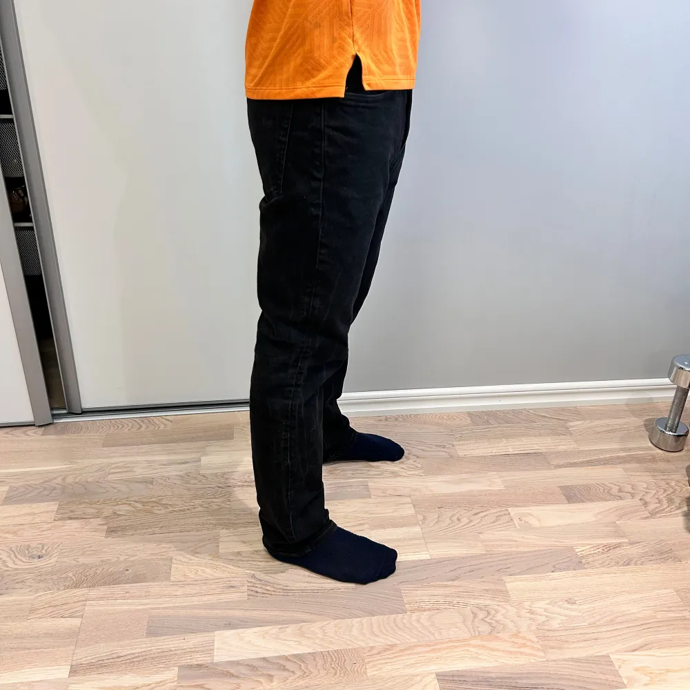 Snygga svarta jeansbyxor med en klassisk femficksdesign. Byxorna har en normal passform och är perfekta för en stilren look. De är tillverkade i ett slitstarkt material som ger en bekväm känsla hela dagen.. Farkut & Housut.