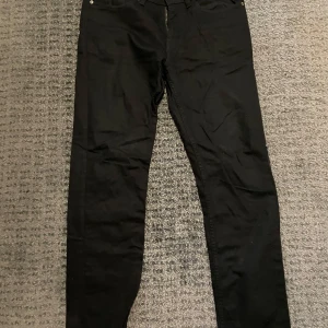 Svarta jeans från Dressmann - Snygga svarta jeans från Dressmann 