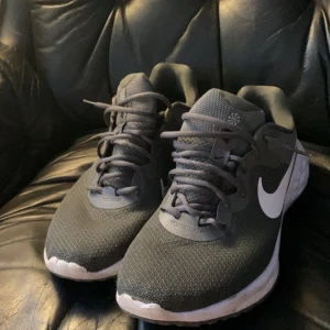 Nike skor - Inprincip helt nya Nike skor i mörk grå färg, knappat använt dem, passar dig mellan 45-46, pris går att diskutera