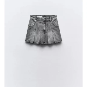 Grå jeanskjol med volang - Cool jeanskjol från Zara, aldrig använd endast testad prislappen sitter fortfarande kvar. Storlek L men skulle säga den är mer en M. 