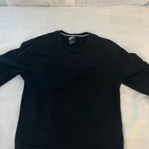 Nike tröja - Säljer en Nike tröja för den är lite stor men igt fel på den är snygg att träna med och ha den till andra tillfällen inga defekter ingenting som ny, skriv för funderingar och snabb affär. (Står att tröjan är i XL sitter mer som M)
