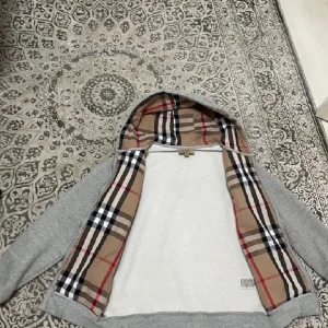 Burberry hoodie grå - Storlek M knappt använd. Bra skick 