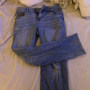 Blå baggy jeans från LAB Industries - Säljer ett par super sköna och super snygga jeans! Använd ett par gånger men fortfarande i bra skick!  ❤️