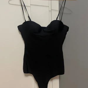 Svart body  - Svart body med A kupa. Storlek xs. Den är från hm och helt oanvänd men inga lappar är kvar 
