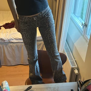 Leopardmönstrade byxor - Snygga leopardmönstrade byxor med låg midja och bootcut-stil. Super fint skick. Byxorna har knappar och dragkedja framtill. Nypris 699kr. 
