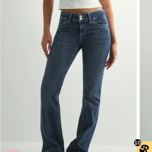 Blå bootcut jeans - Snygga blå bootcut jeans med låg midja från Nelly i storlek 36. Använda fåtal gånger, säljer då dem inte kommer till användning.