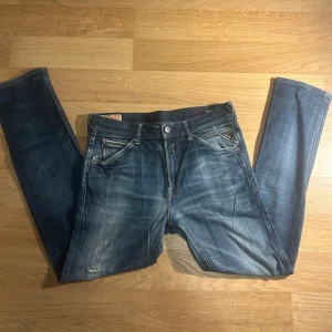 Replay Jeans - Säljer ett par snygga blå jeans från Replay. De är i storlek 31/34 och i väldigt bra skick (knappt använda) säljer dessa för 400. Hör av vid frågor!🙌
