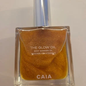 The Glow Oil Body Shimmer Oil från CAIA - Säljer en lyxig body shimmer oil från CAIA med avokadoolja och vitamin E. Den är aldrig använd nypris är 549 så kom med egna prisförslag! 