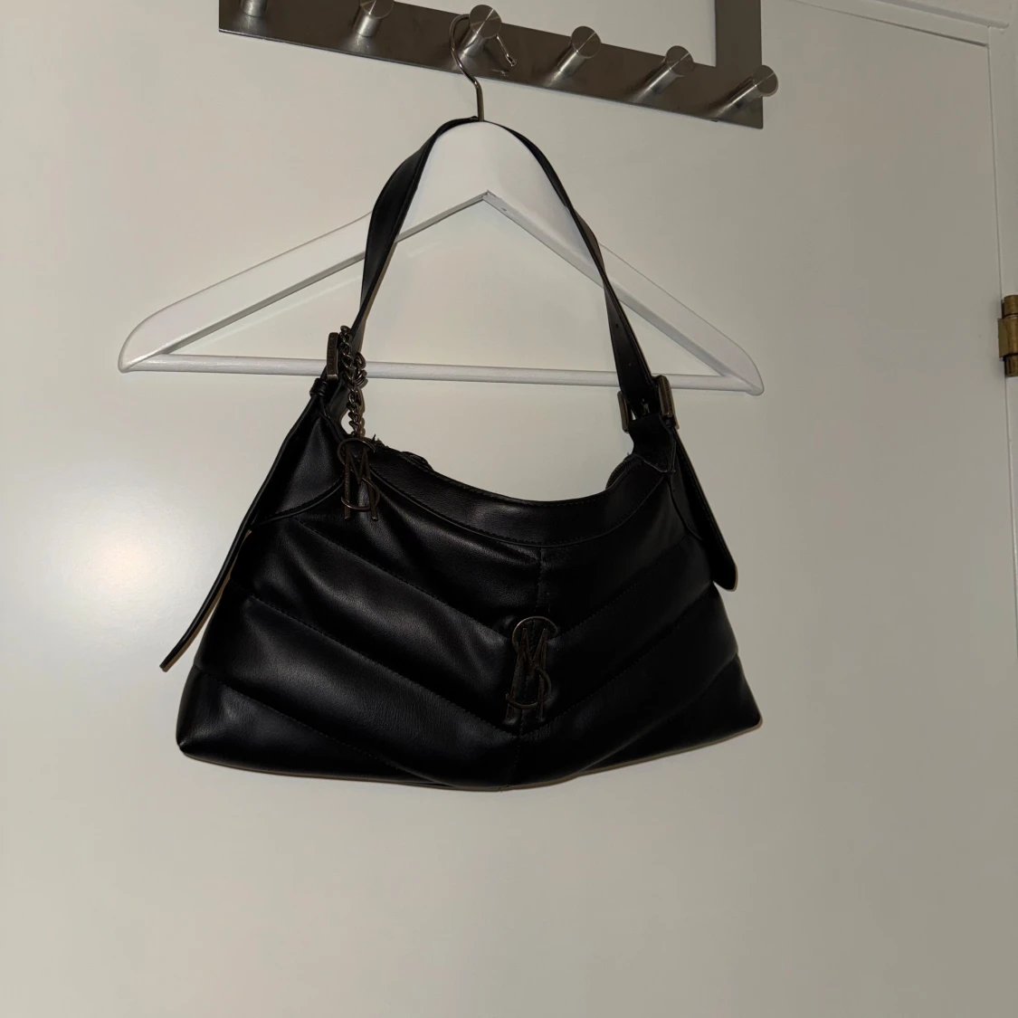 Svart axelväska med dragkedja steve madden - 1