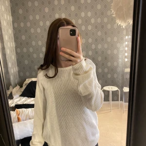 tröja  - En tröja som jag ej får användning av, inga vidare skador på den! endast använd 3 gånger!