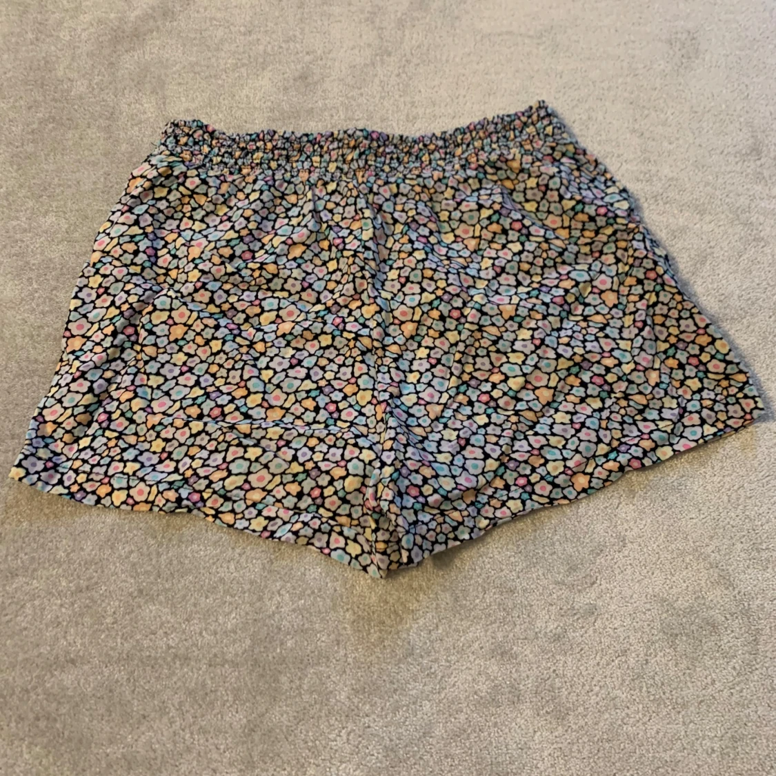 Mönstrade shorts med stenar - 1