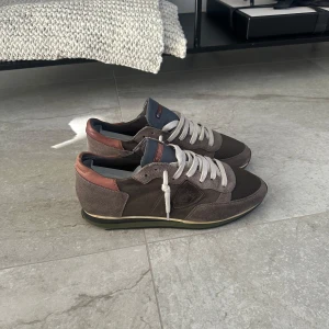 Philippe model trainers  - |Säljer nu dessa snygga Philippe model trainers|Skorna är i storlek 40|De är i använt skick men helhetsintrycket är bra|Vid eventuella frågor är du välkommen att kontakta oss|