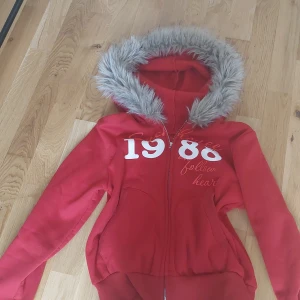 Röd fur zip up - Säljer en helt ny fur zip up som inte kommer till användning längre!