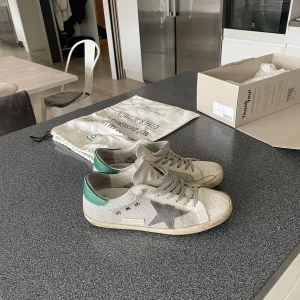 Sneakers från Golden Goose - Otroligt snygga golden goose superstar i utmärkt skick! Storlek 40, passar även 41 knappt använda och box, dustbags och kvitto medkommer. ALLT OG, Hör av vid fundering