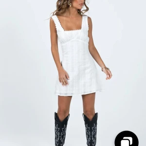 Vit kortklänning med spetsdetaljer - Sååååå söt klänning från princesa polly, helt ny!! Beställde fel storlek och det är för sent att lämna tillbaka😩perfekt till studenten, köpte för 700