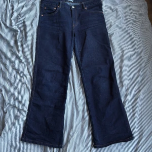 Mörkblå jeans från Lager 157 - Snygga mörkblå jeans från Lager 157 i storlek XL. De har en klassisk femficksdesign och en rak passform. Perfekta för en avslappnad stil. Inte använda mer än 5 gånger, skicket är som nytt. Ord. pris 400kr