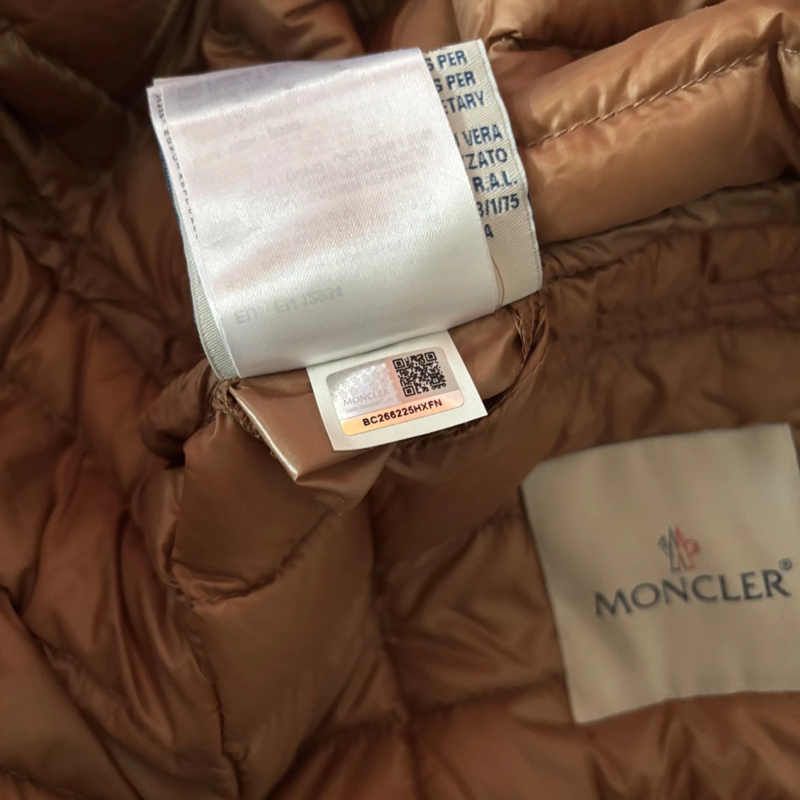 Beige dunjacka från Moncler - 4