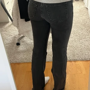 Lågmidjade bootcut jeans - Pris är alltid diskuterbart, framförallt om du köper bundle, så kolla gärna in min profil🩷 Innerbensmått: 82 midjemått: 36