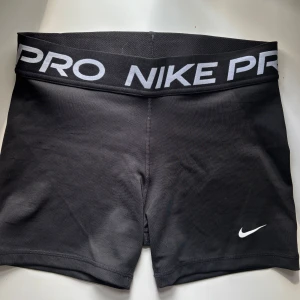 Svarta träningsshorts Nike Pro - Aldrig använda! Från barnavdelning i strlk M, sitter som en XS/S! 💞