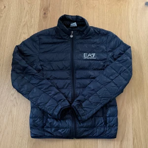 Ea7 jacka - Säljer för har ingen användning för den längre. Helt perfekt skick förutom ett pytte litet hål på höger armen. Storlek 175/ eu M. Pris kan diskuteras 