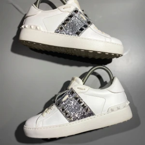 Valentino skor - Hej! Säljer nu mina skor från märket Valentino, storlek 35.5, bra skick. Givetvis äkta, Tveka inte på att höra av dig om du har frågor eller funderingar kring skorna!