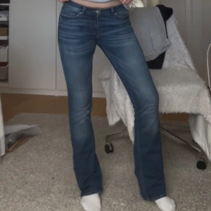 Blå lågmidjade bootcut jeans - Lågmidjade bootcut jeans😍 Midjemått:38 cm innerbensmått:84 cm. Pris är alltid diskuterbart, framförallt om du köper bundle, så kolla gärna in min profil🩷