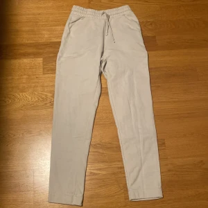 These Glory Days mjukisbyxor i beig 100% bomull - Säljer ett par beige mjukisbyxor från These Glory Days i mjuk och stretchig 100% bomull. Stilren design med dragsko i midjan och avsmalnande ben – lika sköna hemma som snygga ute. Storlek: S passar M Skick: Mycket fint Nypris: ca 1200kr Mitt pris: 300kr