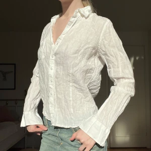 Skjorta vit - Bomullsskjorta New House, passar perfekt på stranden. Ganska liten i storlek🩵 skulle säga 34/xs